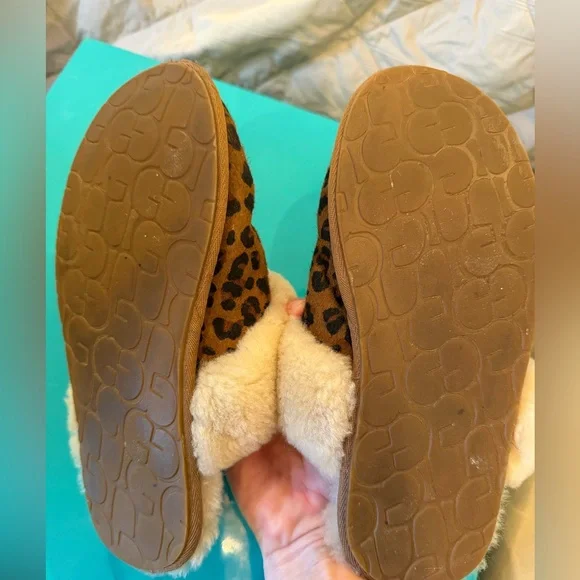 UGG Women's Scuffette II Slippers in a leopard print pattern - size 6! - Picture 3 of 3